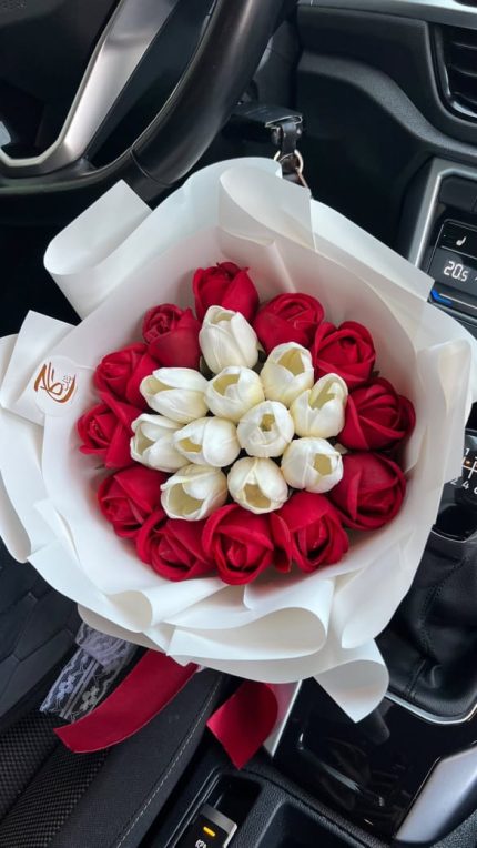 Bouquet rose rouge et tulipe blanche